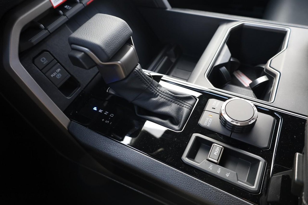 Toyota Tundra 4WD Vehicle Full-screen Gallery Image 14