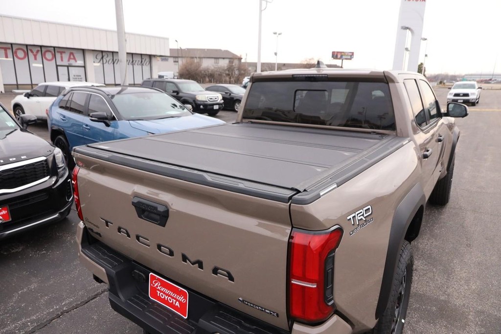 Toyota Tacoma 4WD Vehicle Full-screen Gallery Image 7