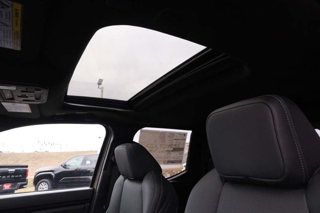 Toyota Tacoma 4WD Vehicle Full-screen Gallery Image 8