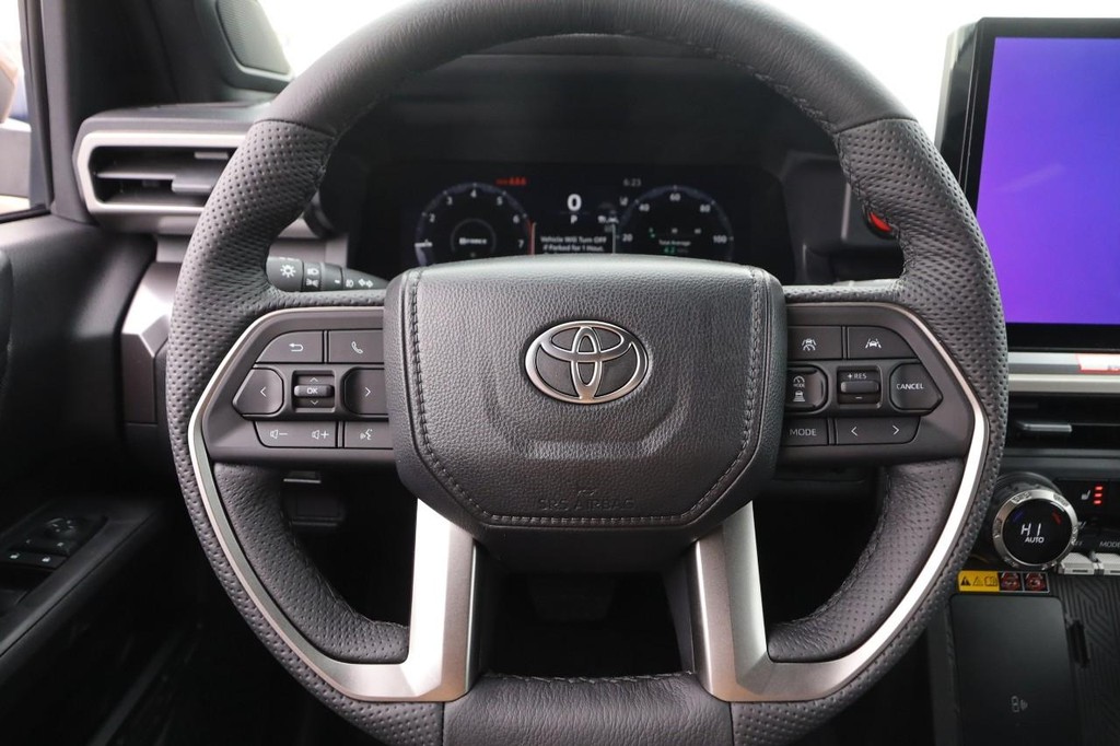 Toyota Tacoma 4WD Vehicle Full-screen Gallery Image 11