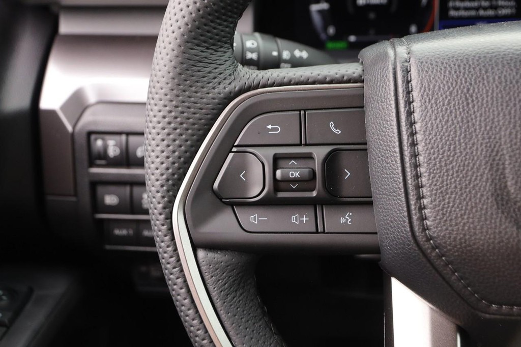 Toyota Tacoma 4WD Vehicle Full-screen Gallery Image 12