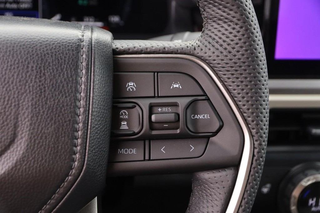 Toyota Tacoma 4WD Vehicle Full-screen Gallery Image 13