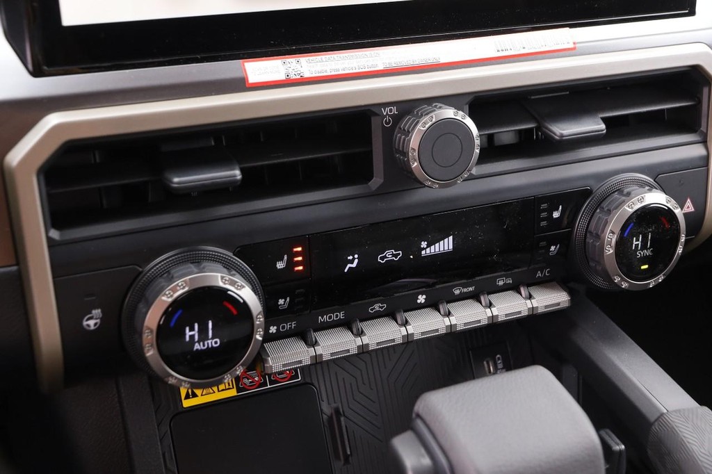 Toyota Tacoma 4WD Vehicle Full-screen Gallery Image 19