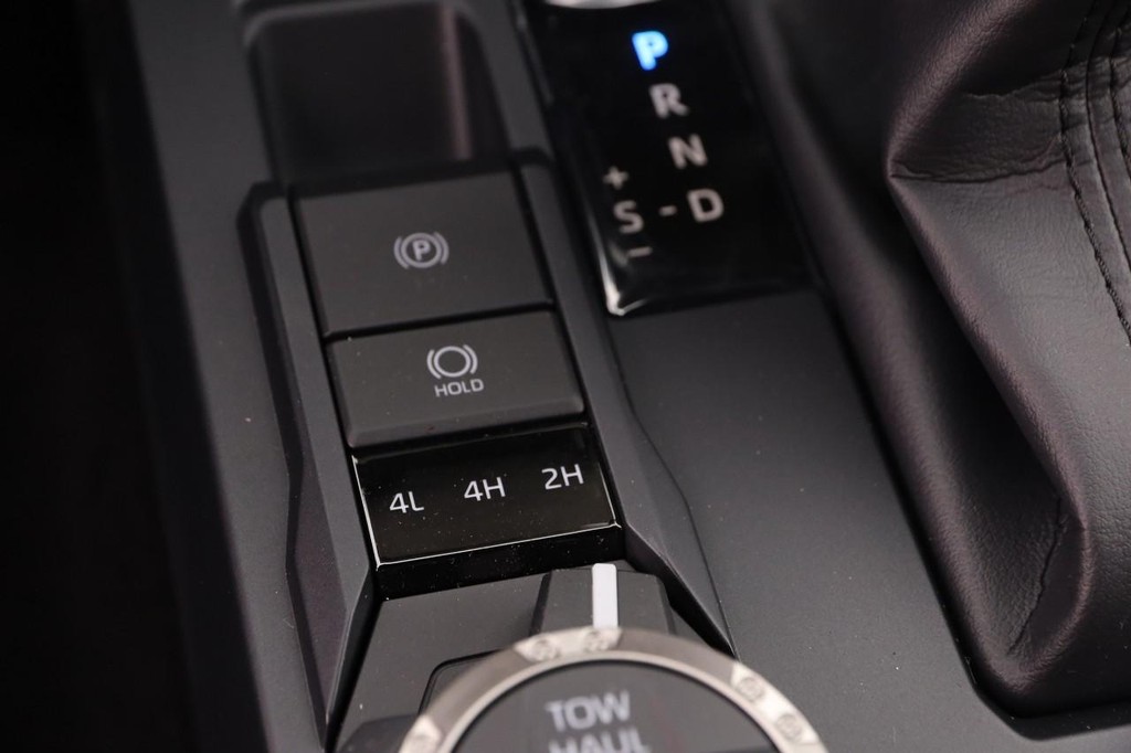 Toyota Tacoma 4WD Vehicle Full-screen Gallery Image 21