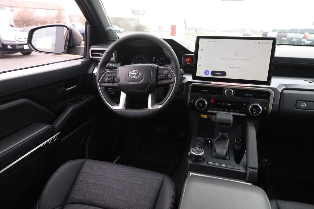 Toyota Tacoma 4WD Vehicle Full-screen Gallery Image 24