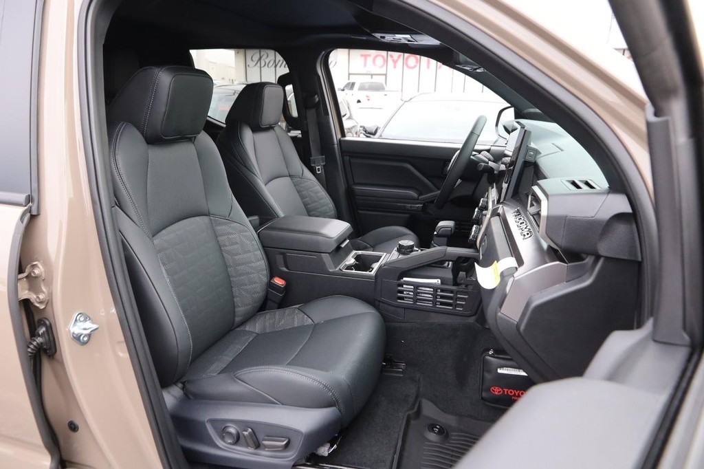 Toyota Tacoma 4WD Vehicle Full-screen Gallery Image 28