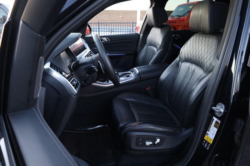 BMW X5 Vehicle Full-screen Gallery Image 9