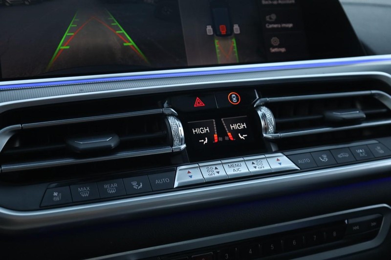 BMW X5 Vehicle Full-screen Gallery Image 14