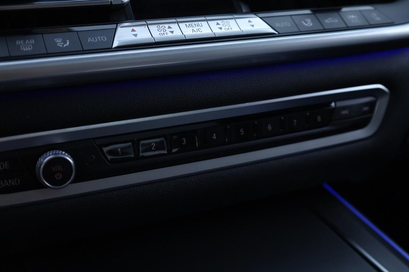 BMW X5 Vehicle Full-screen Gallery Image 15