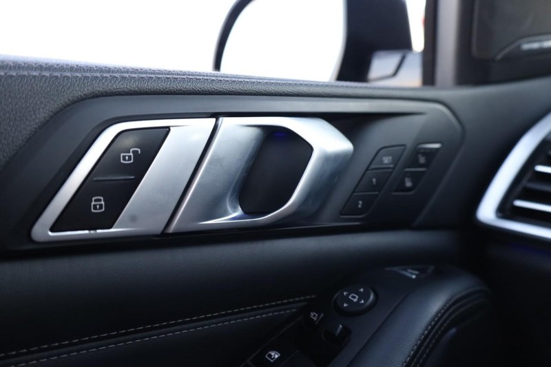 BMW X5 Vehicle Full-screen Gallery Image 19