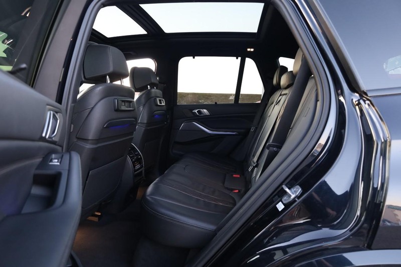 BMW X5 Vehicle Full-screen Gallery Image 24