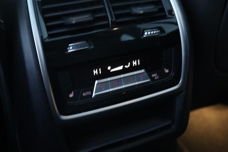 BMW X5 Vehicle Full-screen Gallery Image 25