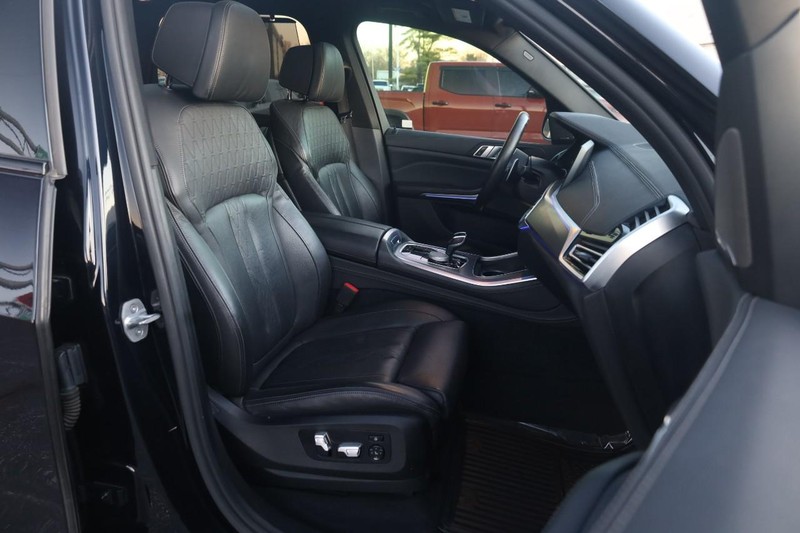 BMW X5 Vehicle Full-screen Gallery Image 29