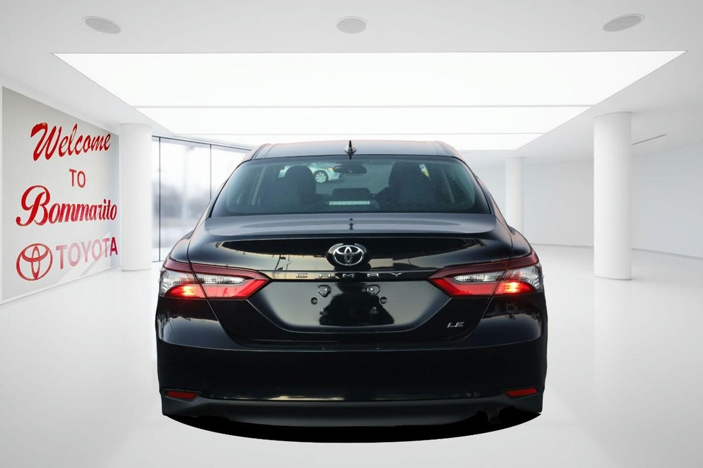Toyota Camry Vehicle Full-screen Gallery Image 6