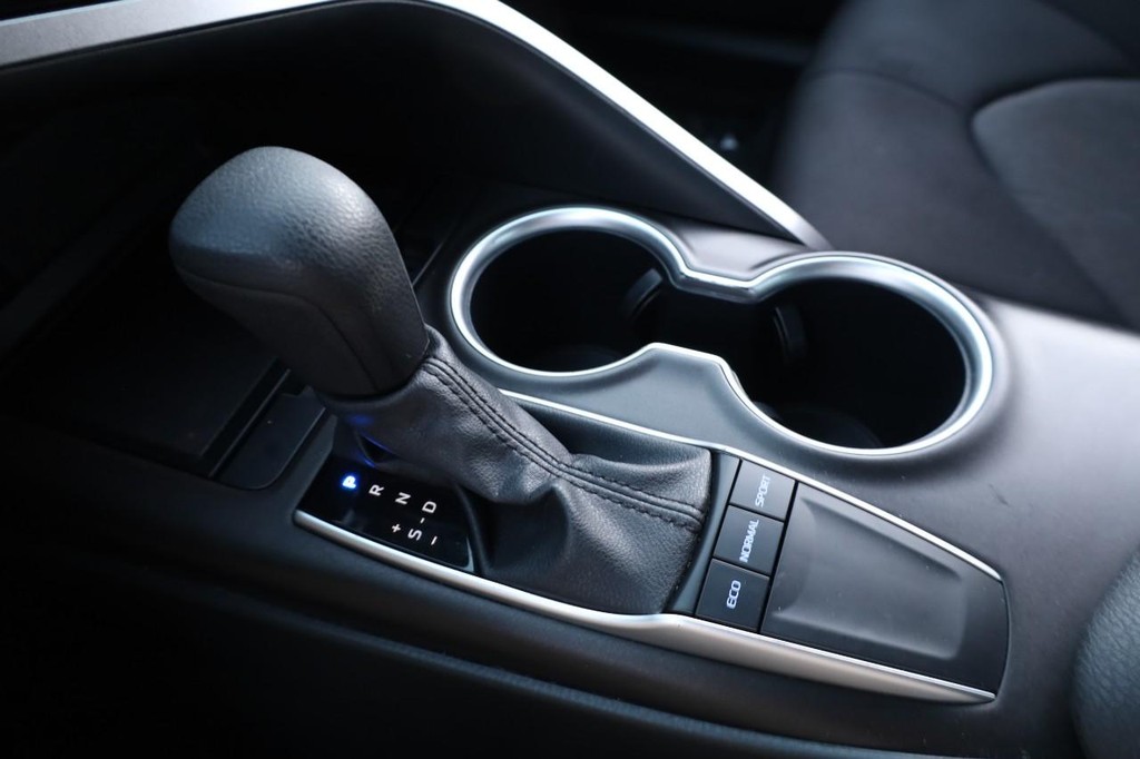 Toyota Camry Vehicle Full-screen Gallery Image 15