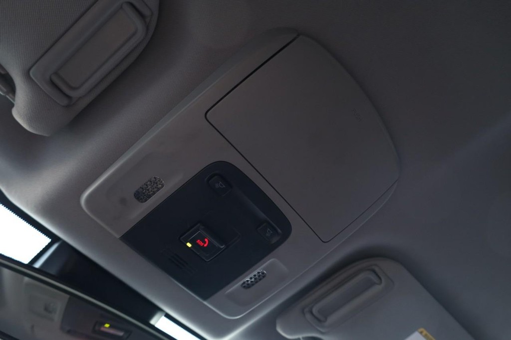 Toyota Camry Vehicle Full-screen Gallery Image 16