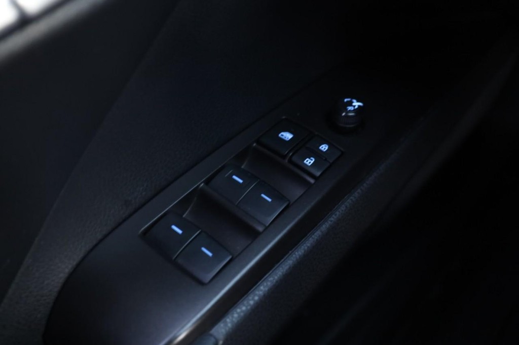 Toyota Camry Vehicle Full-screen Gallery Image 17