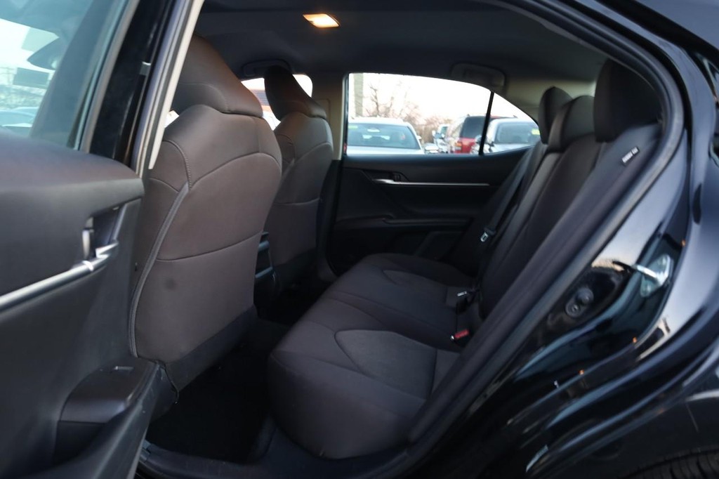 Toyota Camry Vehicle Full-screen Gallery Image 19