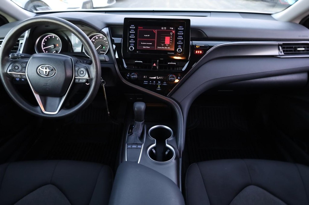 Toyota Camry Vehicle Full-screen Gallery Image 20