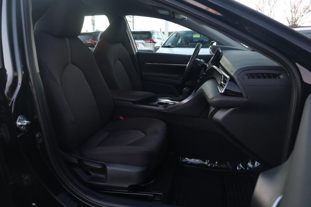 Toyota Camry Vehicle Full-screen Gallery Image 22