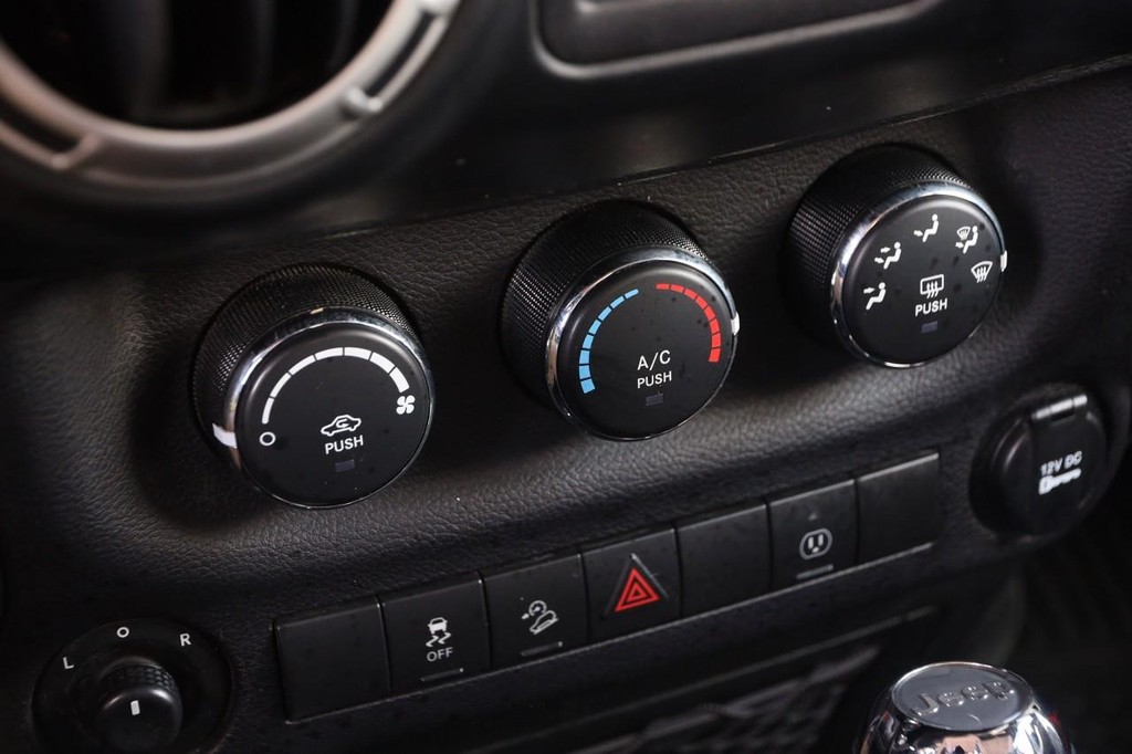 Jeep Wrangler JK Unlimited Vehicle Full-screen Gallery Image 16