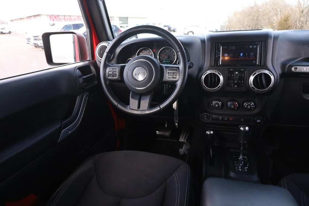Jeep Wrangler JK Unlimited Vehicle Full-screen Gallery Image 19