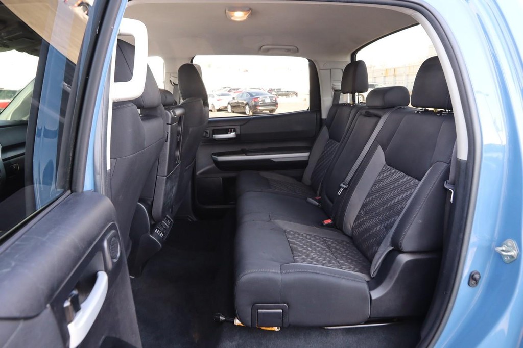 Toyota Tundra 4WD Vehicle Full-screen Gallery Image 9