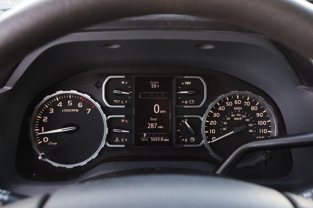 Toyota Tundra 4WD Vehicle Full-screen Gallery Image 13