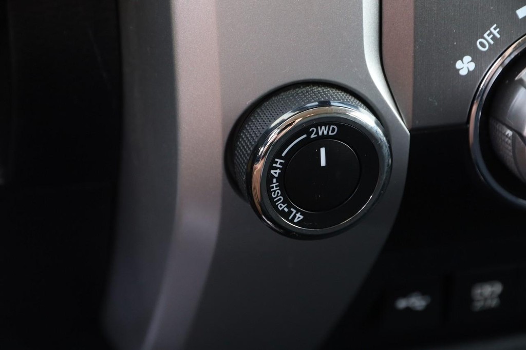 Toyota Tundra 4WD Vehicle Full-screen Gallery Image 17