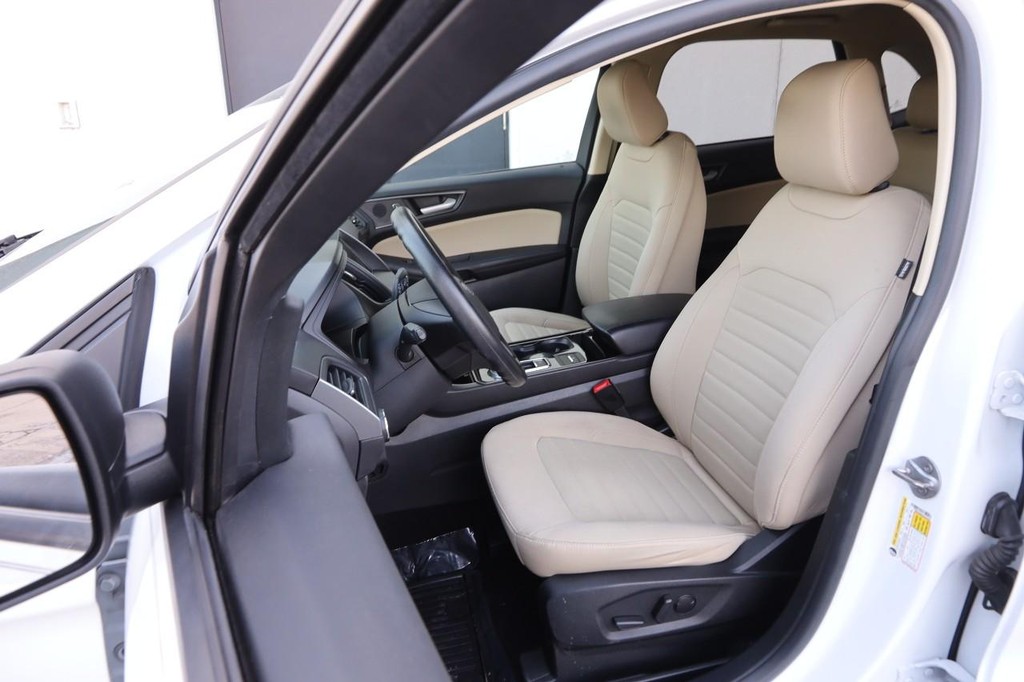 Ford Edge Vehicle Full-screen Gallery Image 8