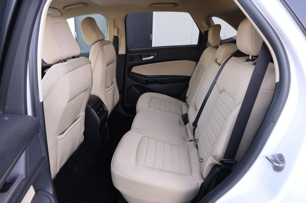 Ford Edge Vehicle Full-screen Gallery Image 9