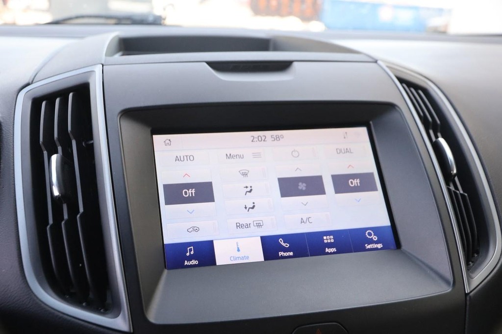 Ford Edge Vehicle Full-screen Gallery Image 16