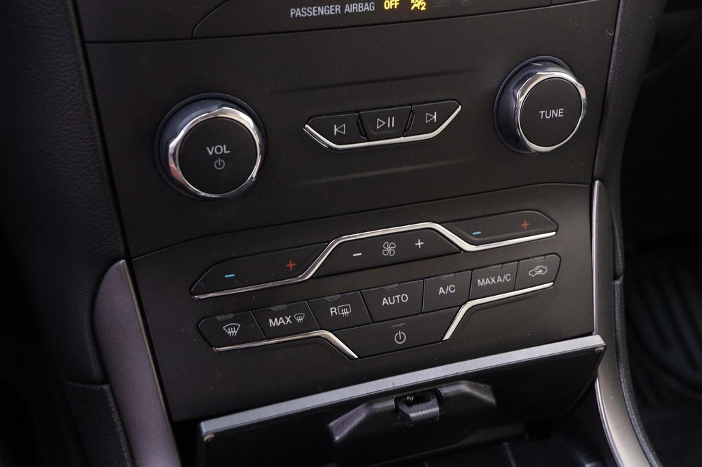 Ford Edge Vehicle Full-screen Gallery Image 18