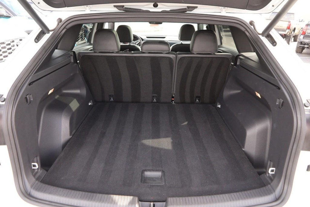 Volkswagen Atlas Cross Sport Vehicle Full-screen Gallery Image 7