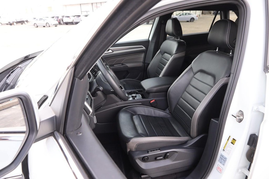 Volkswagen Atlas Cross Sport Vehicle Full-screen Gallery Image 10