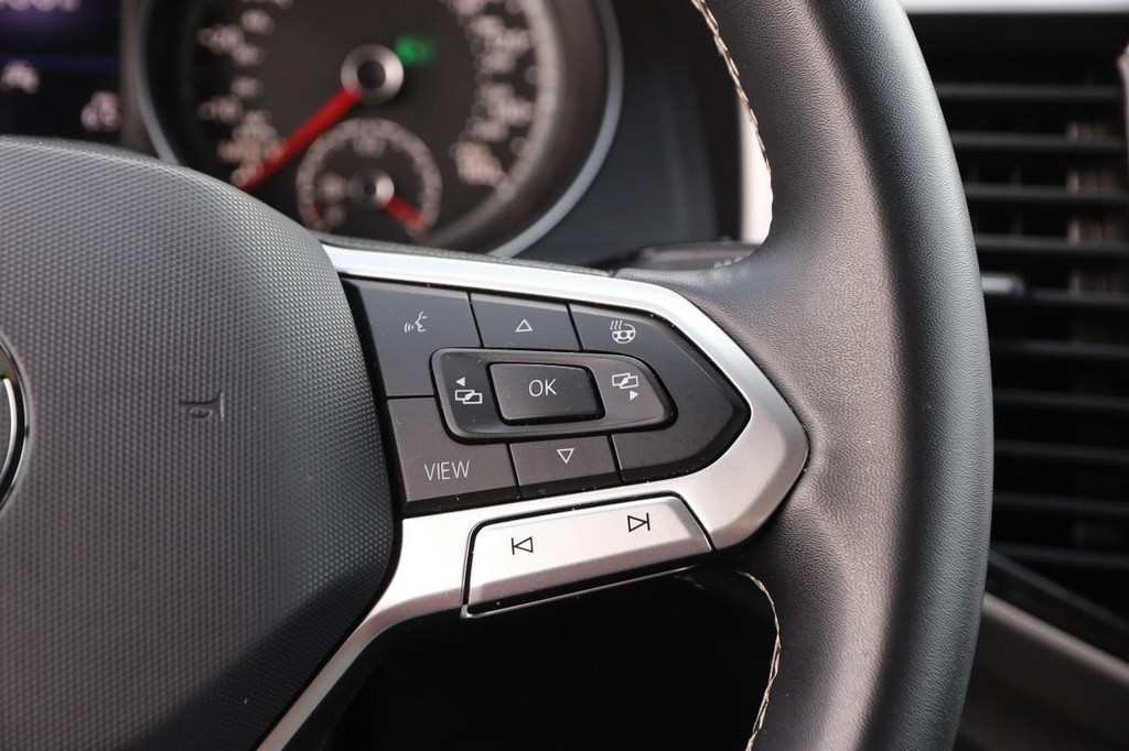 Volkswagen Atlas Cross Sport Vehicle Full-screen Gallery Image 14