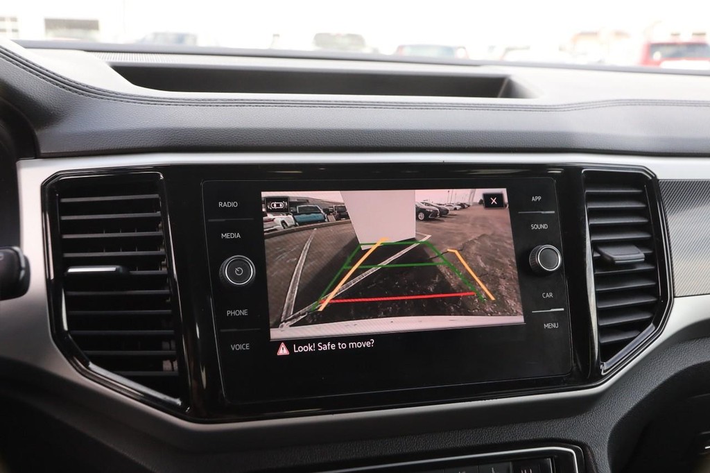 Volkswagen Atlas Cross Sport Vehicle Full-screen Gallery Image 18