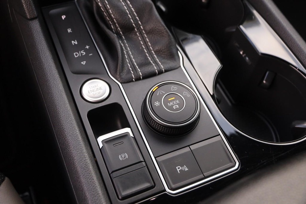 Volkswagen Atlas Cross Sport Vehicle Full-screen Gallery Image 20