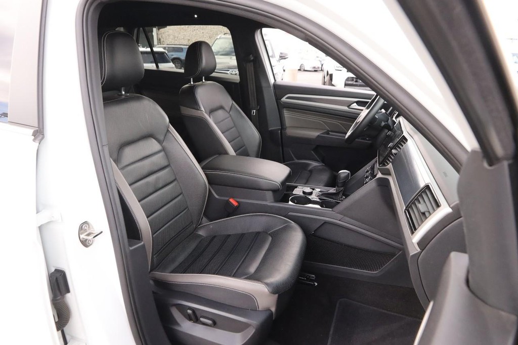 Volkswagen Atlas Cross Sport Vehicle Full-screen Gallery Image 28