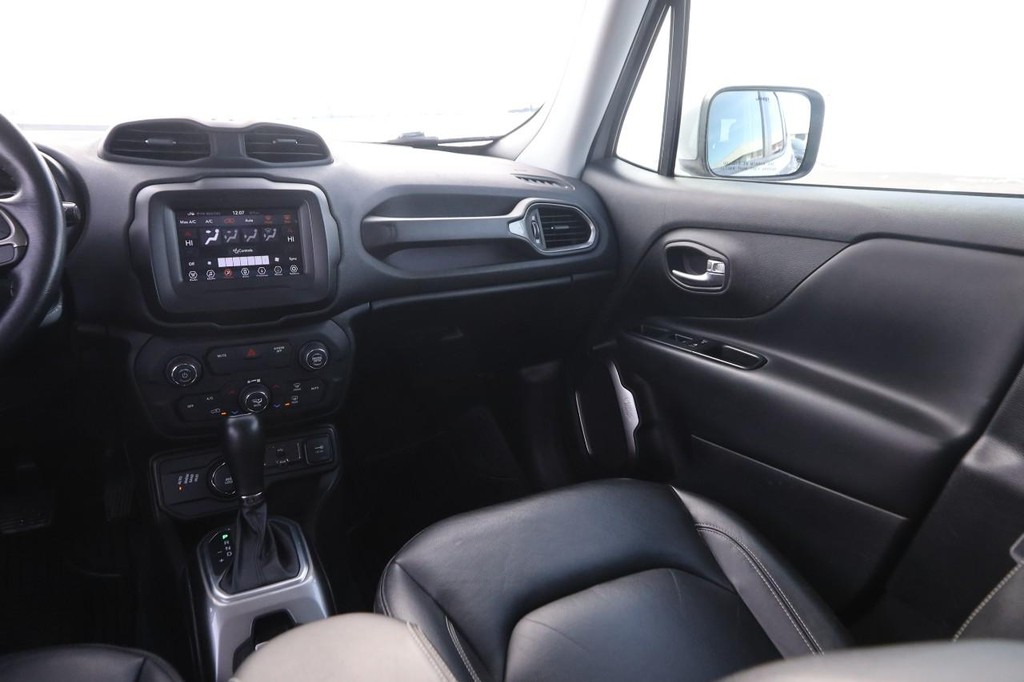 Jeep Renegade Vehicle Full-screen Gallery Image 24