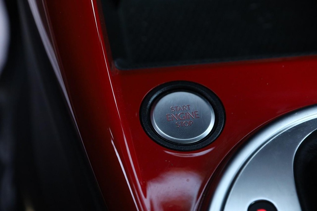 Volkswagen Beetle Convertible Vehicle Full-screen Gallery Image 14