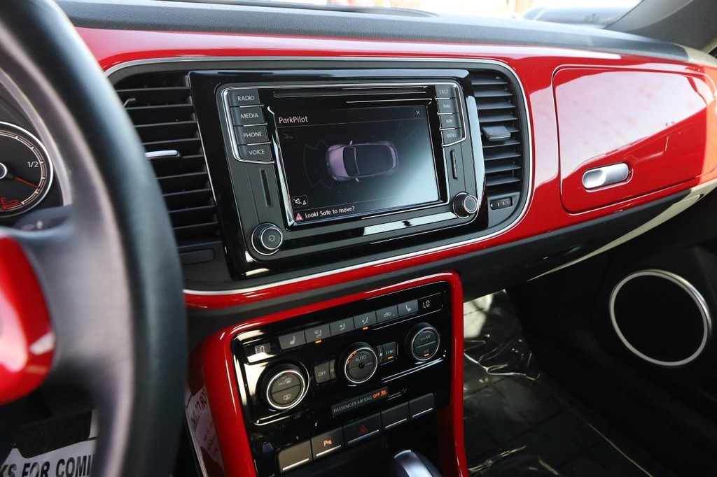 Volkswagen Beetle Convertible Vehicle Full-screen Gallery Image 18