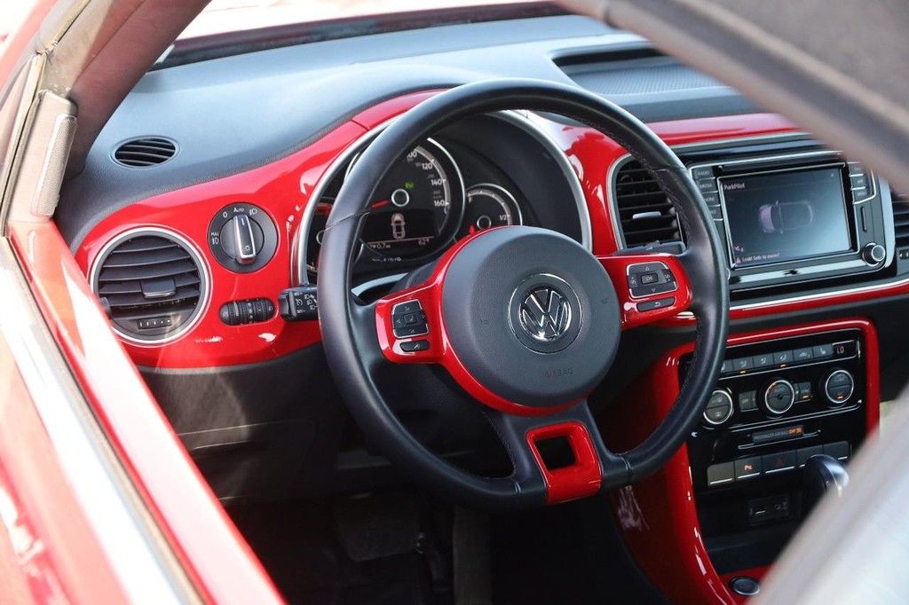 Volkswagen Beetle Convertible Vehicle Full-screen Gallery Image 20