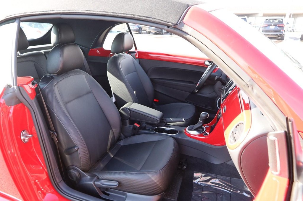 Volkswagen Beetle Convertible Vehicle Full-screen Gallery Image 21