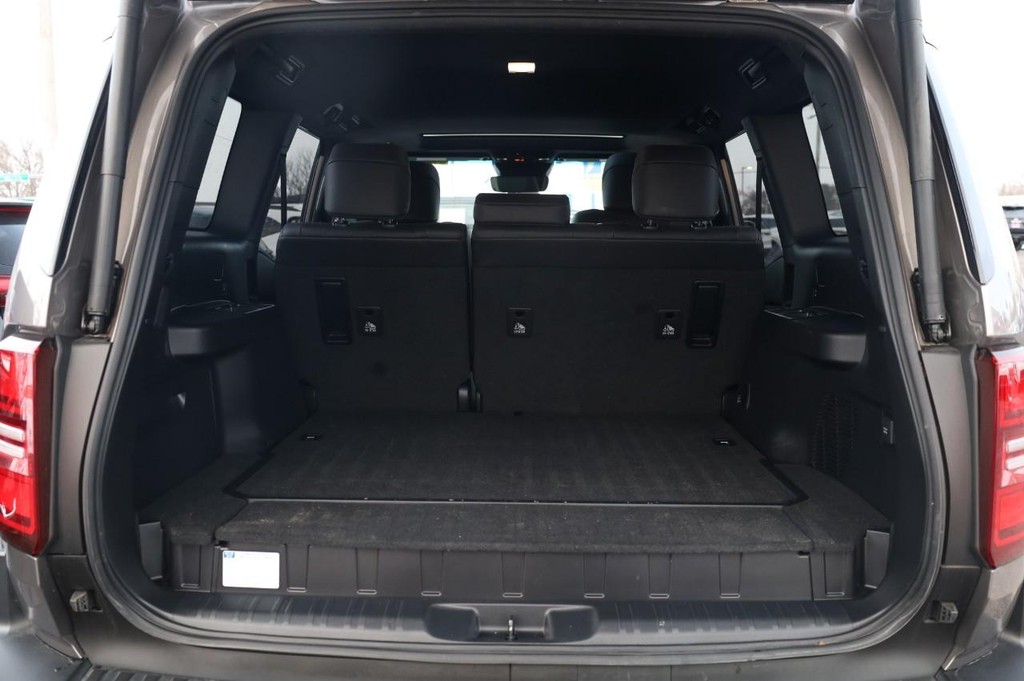 Toyota Land Cruiser Vehicle Full-screen Gallery Image 7