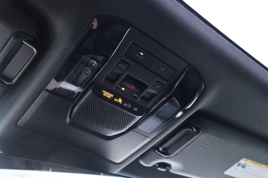 Toyota Land Cruiser Vehicle Full-screen Gallery Image 17