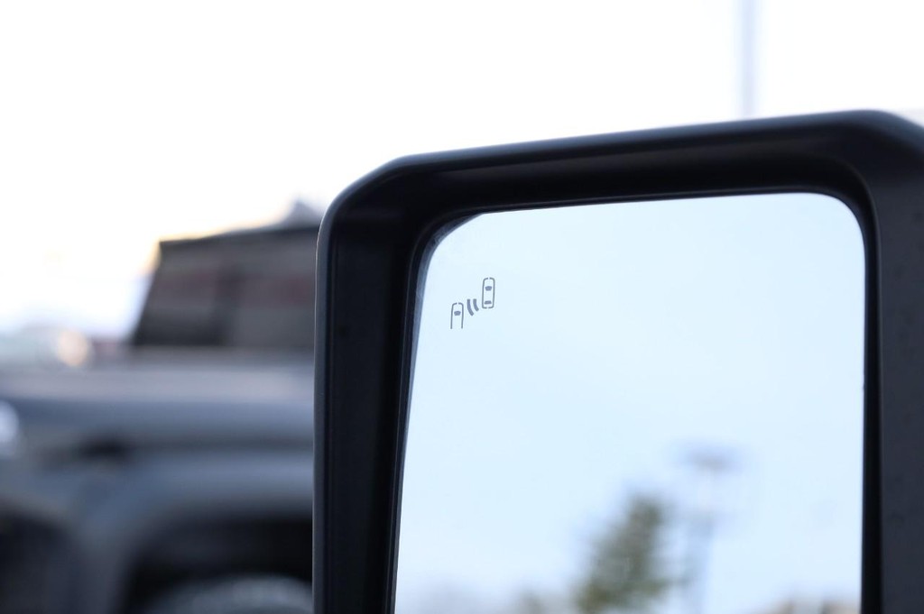 Toyota Land Cruiser Vehicle Full-screen Gallery Image 20