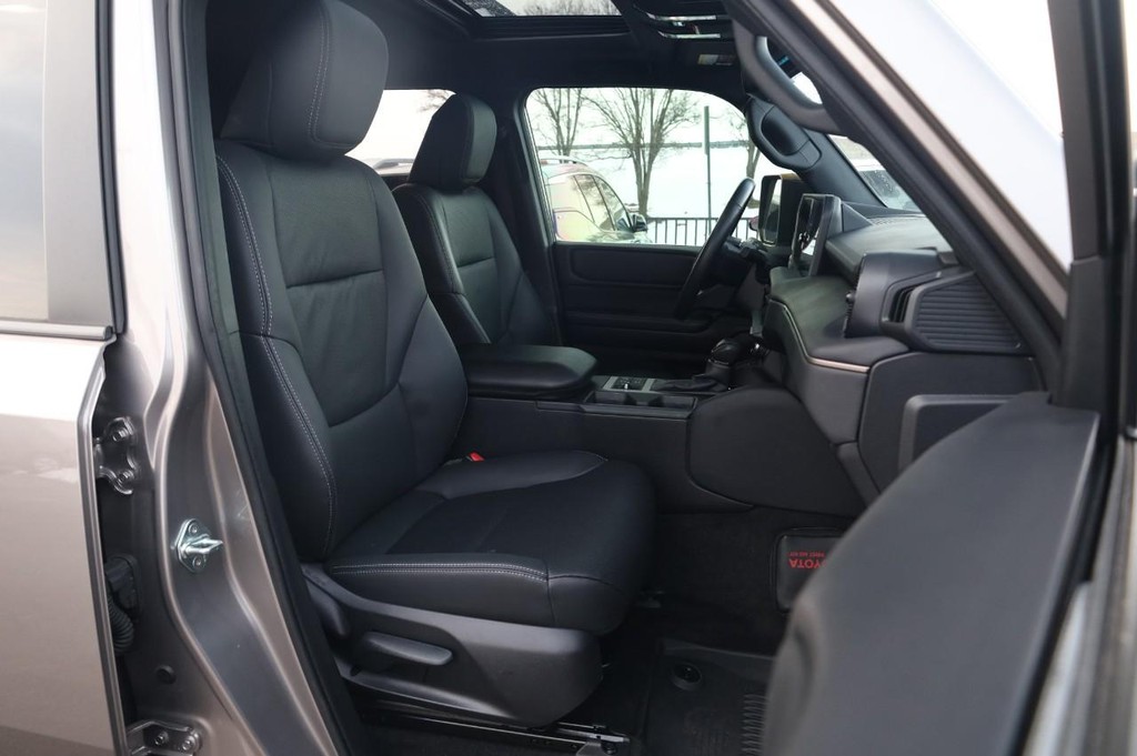 Toyota Land Cruiser Vehicle Full-screen Gallery Image 24