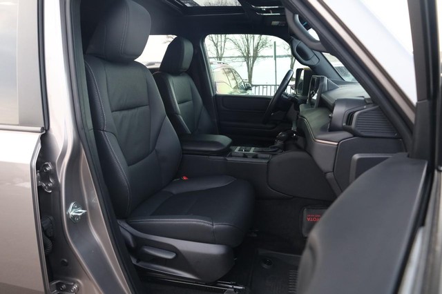 Toyota Land Cruiser Vehicle Image 24