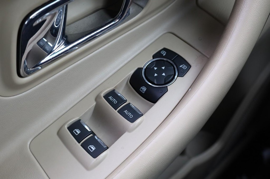 Ford Taurus Vehicle Full-screen Gallery Image 17